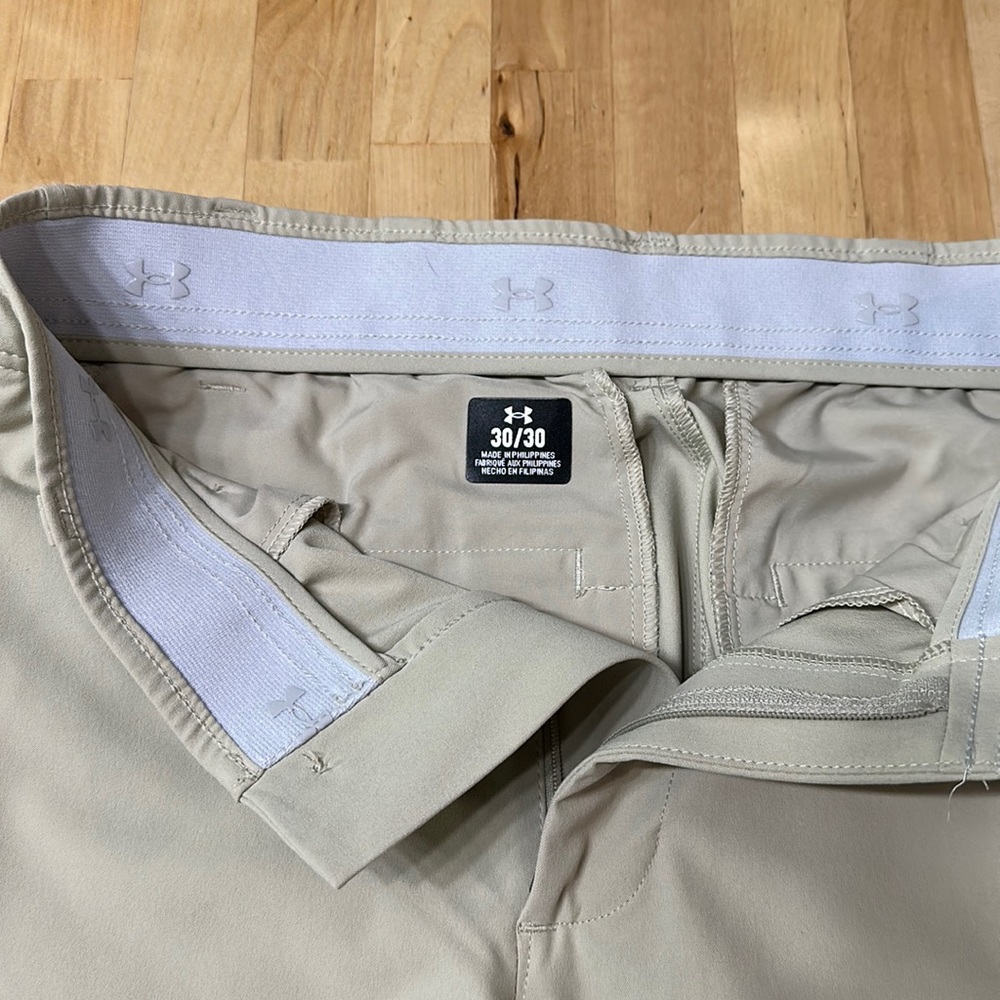 New Under armor size 30 Golf Pants. Stretch/jogger fit